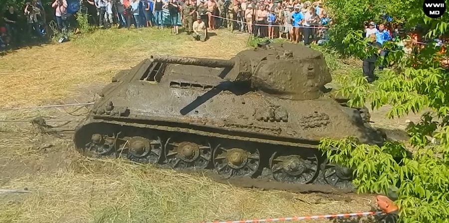 T-34 uit modder 2.jpg