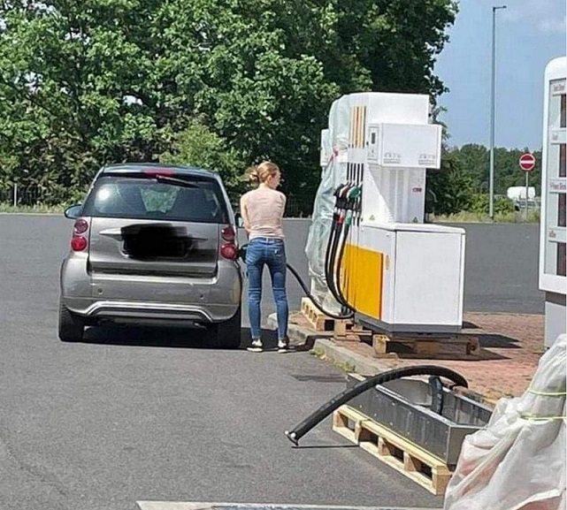 Vrouw bij 'pomp'.jpg